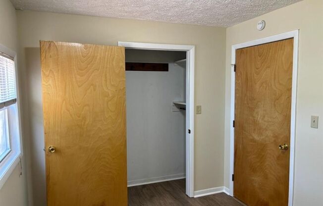 3 beds, 1 bath, $895