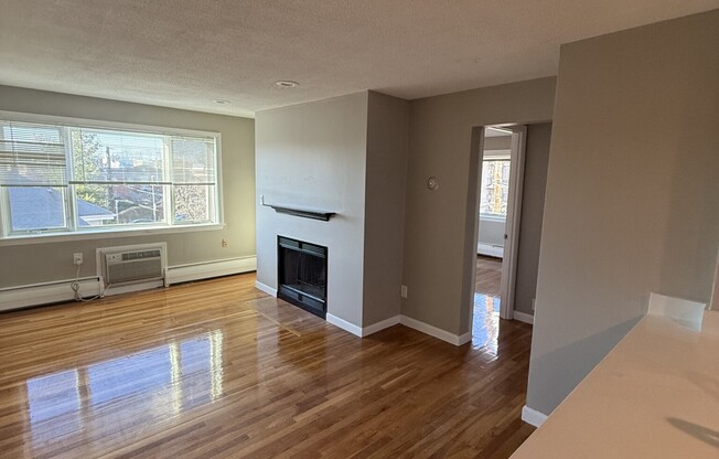 2 beds, 1 bath, $3,400, Unit 31