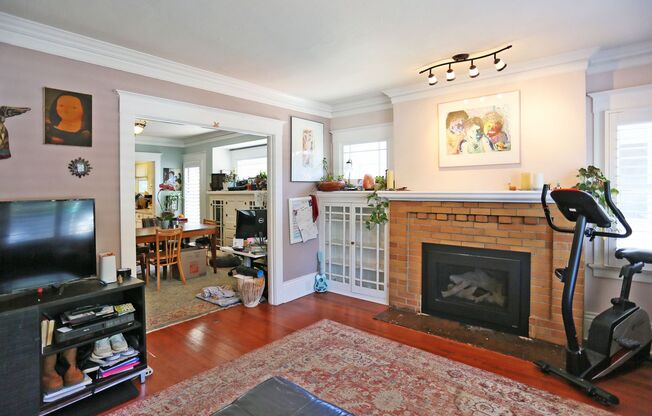 OPEN HOUSE: Sunday (6/1) from 3:00pm to 4:15pm. 2BR/1BA single family home in San Mateo, Deck, Yard, Laundry, Parking, Pet considered, Close to downtown San Mateo(38 South Delaware Street)