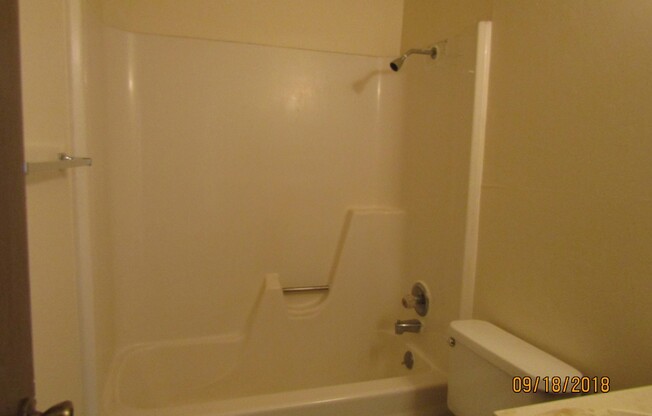 2 beds, 1 bath, $750, Unit 4