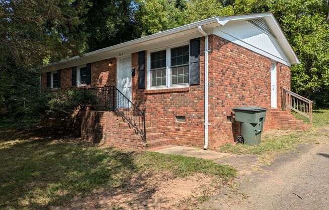 Cute All Brick Ranch Close to Mooresville Schools!