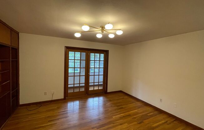 Great 2nd Floor 2 Bedroom, 1 Bath In Duckpond