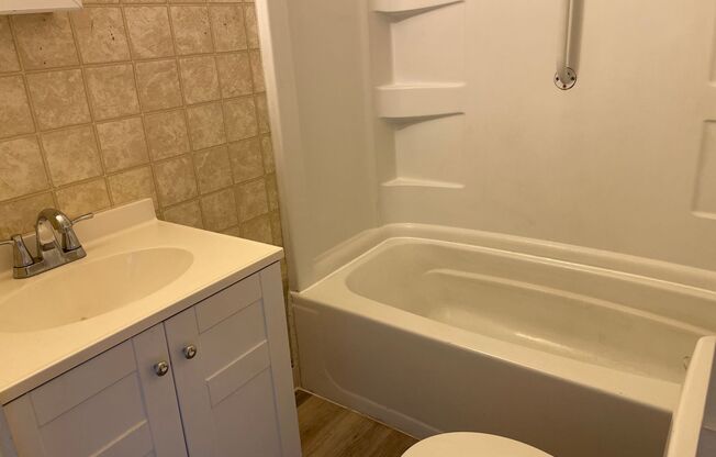 2 beds, 1 bath, $1,095, Unit 29 W. Main St. Apt. 4