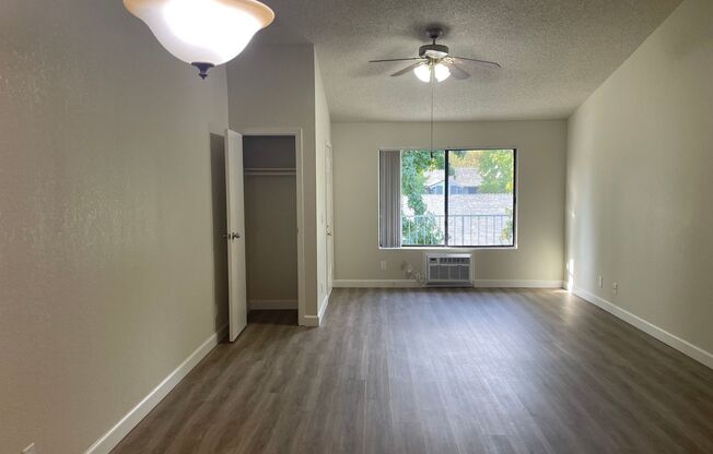 2 beds, 1 bath, 950 sqft, $2,100, Unit 82