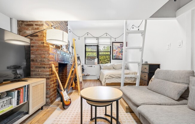 307 W 29 ST