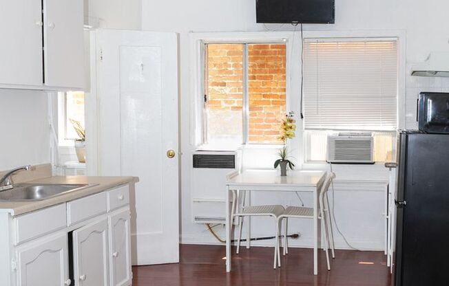 Studio, 1 bath, 196 sqft, $1,095, Unit 19