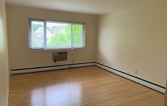 2 beds, 1 bath, $1,000, Unit 209