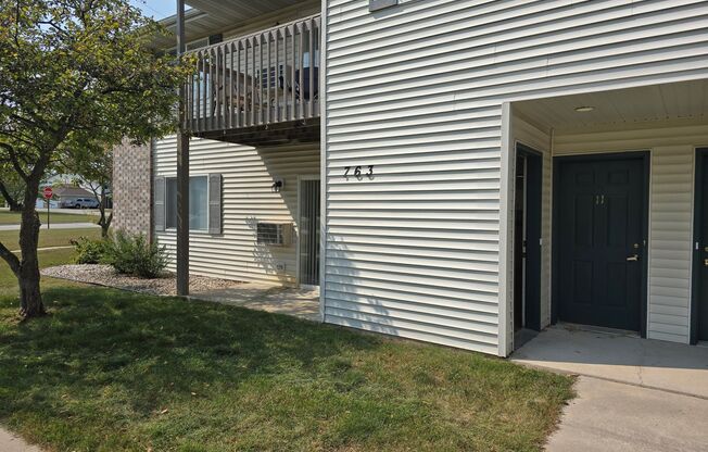 2 beds, 1 bath, 1,010 sqft, $1,269, Unit PL   7611