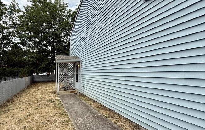 3 beds, 2 baths, 1,513 sqft, $2,200