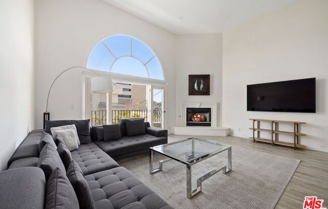 435 ARNAZ DR