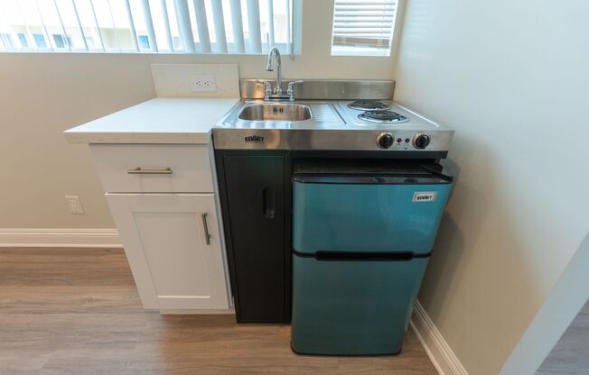 Studio, 1 bath, 350 sqft, $1,748, Unit 300