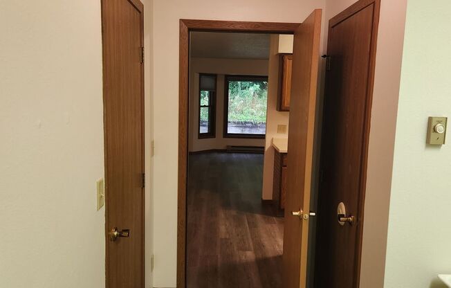 2 beds, 1 bath, $925