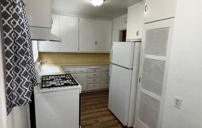 1 bed 1 bath within walking distance to the beach!