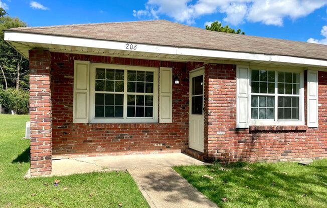 3 Bedroom / 1 Bath in Apartment in Truman Available Now!