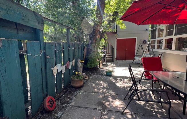 Charming 4 bed/2.5 bath South Boulder home! Available September 1st!