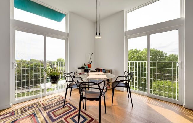 2 beds, 1 bath, $2,000, Unit # 59