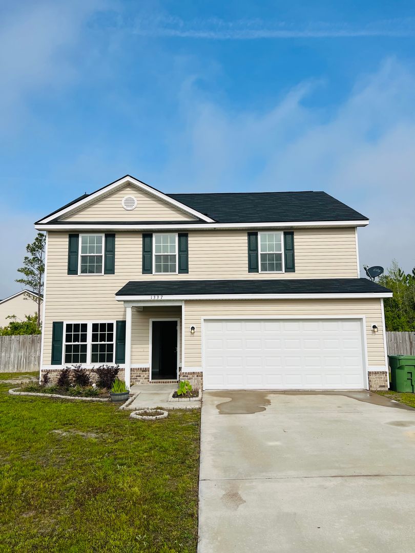 Pet Friendly 2 Story 4 bed 2 1/2 Bath home.