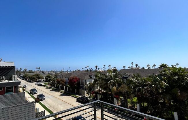 Charming Rooftop 3 Bed / 3 Bath Townhome Just Blocks from the Beach! Available for Pre-LEASE TODAY!
