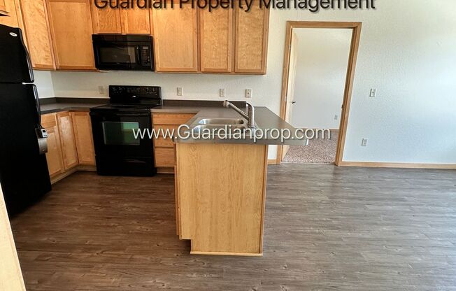 Marcy Holmes/Dinkytown 3rd Floor, 2 Primary Baths, Dishwasher, 1 Parking Space, 1 Month Free