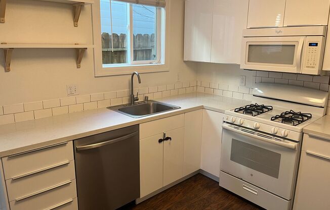 Beautiful serene garden apartment in Craftsman home w/front garden and in unit washer/dryer and pet friendly!