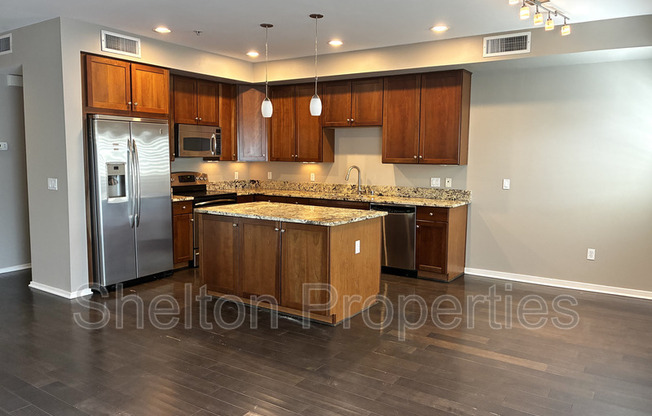 525 W Lakeside Dr