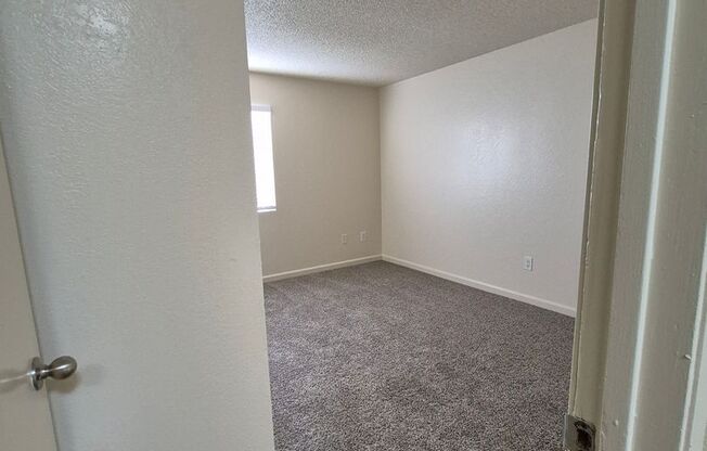2 beds, 1 bath, 920 sqft, $1,700, Unit 18