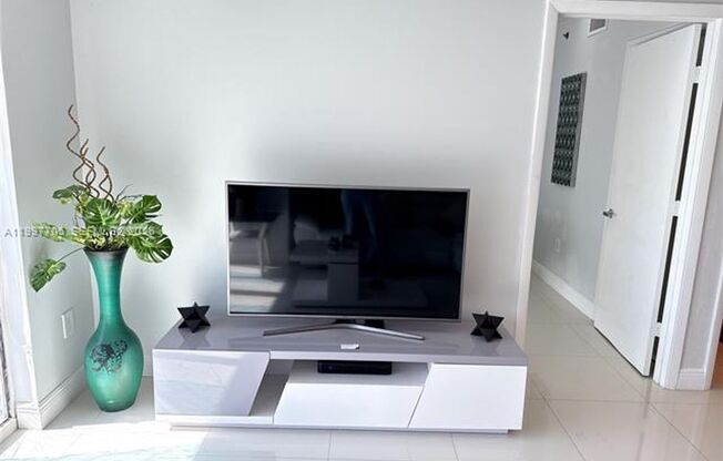 1 bed, 1 bath, 800 sqft, $3,400, Unit 50 Biscayne Blvd # 1907