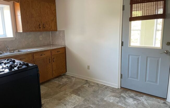 1 bed, 1 bath, $1,000, Unit 38B Middle Spring Road