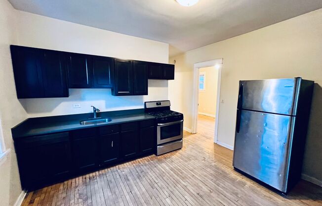 2 beds, 1 bath, $1,475, Unit 2R