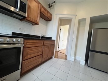 2 beds, 1 bath, $3,995, Unit 21