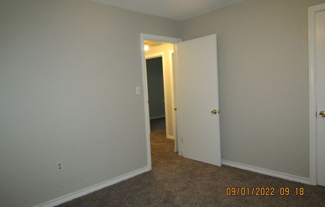 3 beds, 1 bath, $750