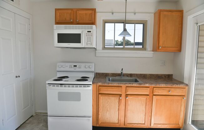 1 bed, 1 bath, 800 sqft, $1,225, Unit Apt 4