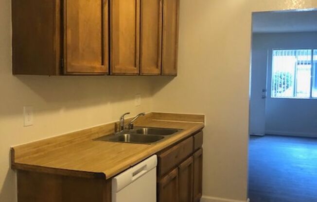 2 beds, 1 bath, 825 sqft, $1,300, Unit 124