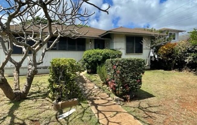 3 Bed 1 Bath Single Family Home Conveniently located in the Waialae Area