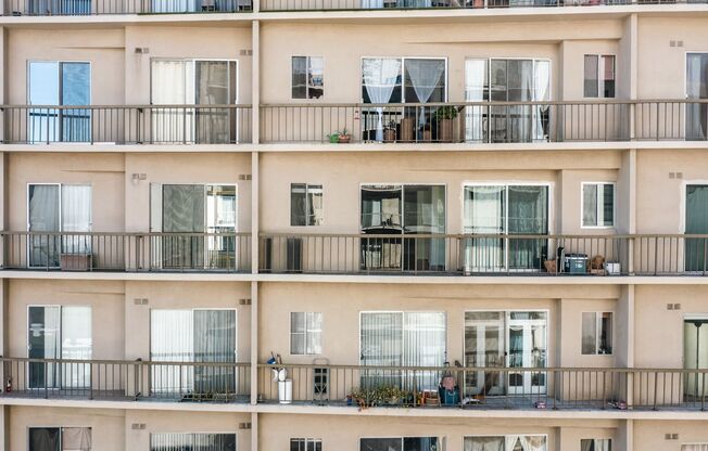 1 bed, 2 baths, $2,695