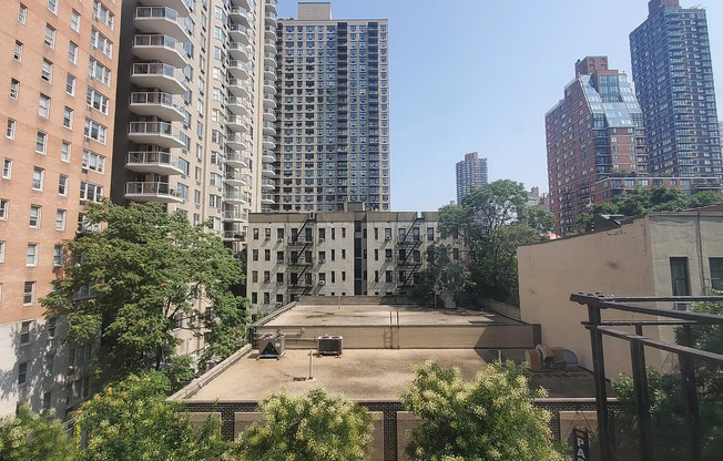 308 E 73 ST