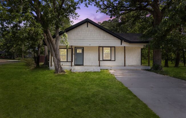 Charming Renovated Home for Lease in Denison!
