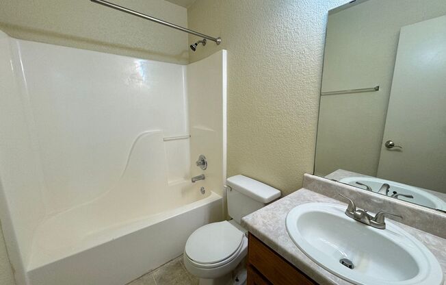 2 beds, 1.5 baths, 976 sqft, $875, Unit Apt B