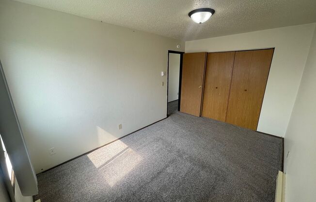 2 beds, 1 bath, $725, Unit 25
