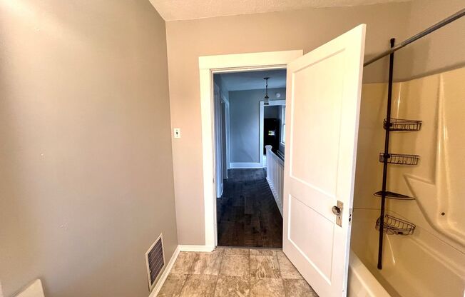 3 beds, 1 bath, $995, Unit Apartment #2 (2nd Floor Front)