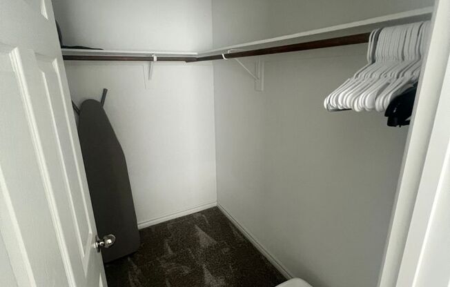 2 beds, 1 bath, $2,000, Unit UNIT # 72 20 72