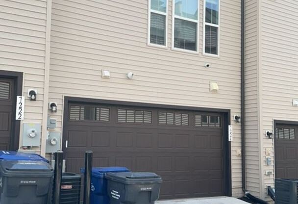 Beautiful contemporary TH in desirable North Hill