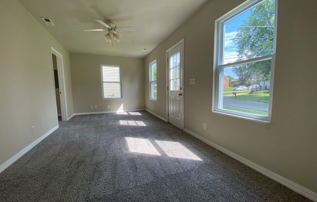Cozy 1 Bedroom House With Fenced in Backyard