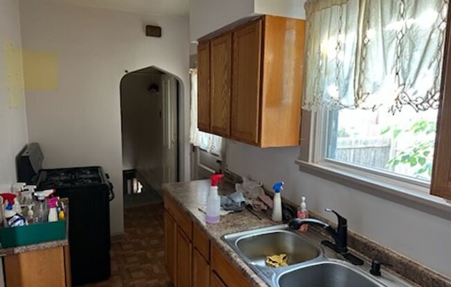 2 beds, 1 bath, $1,049, Unit 9 Jones St.