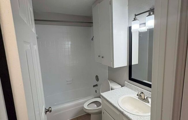 2 beds, 1 bath, 925 sqft, $999, Unit 03-0303