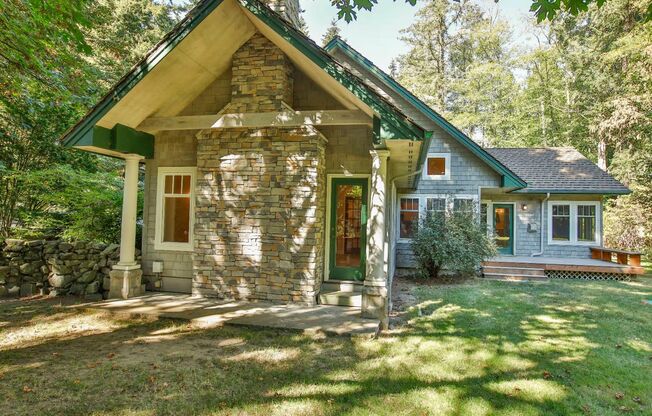 Lovely Clinton Home with English Countryside Feel!