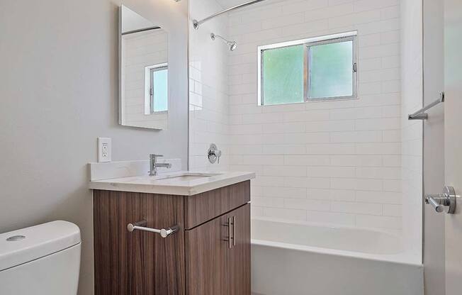 Bathroom With Bathtub at Colonial Garden Apartments, San Mateo, 94401