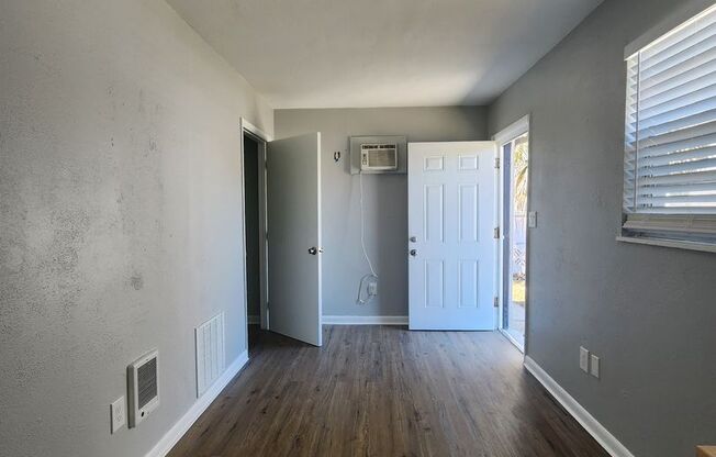 ** UNDER NEW MANAGEMENT **  1 Bedroom / 1 Bath Apartment