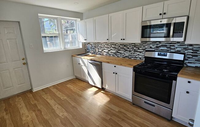 Stunning remodeled 3-Bedroom, 2 bath Townhome in the Heart of Philadelphia