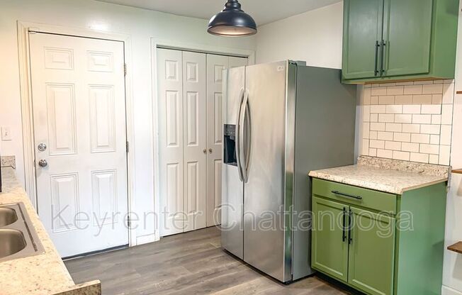 827 WOODMORE LN